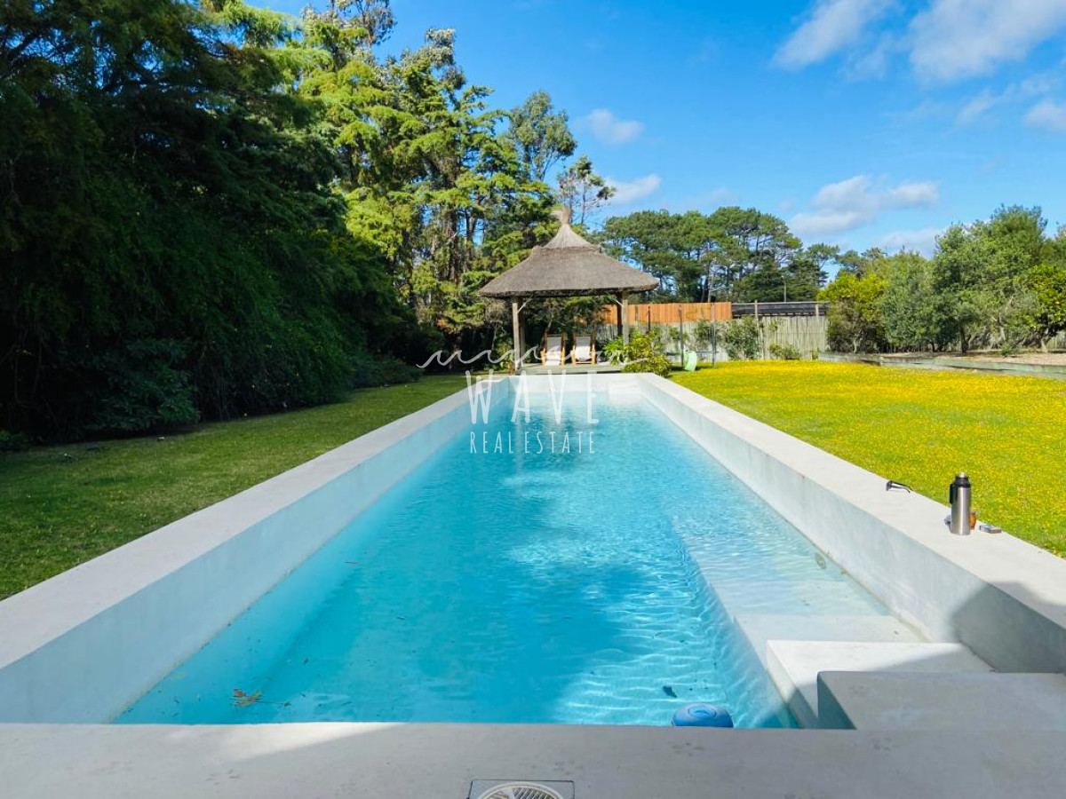 Casa ID.1688 - Venta de Espectacular Casa en Venta San Rafael casi Golf 3 suites más dependencia y piscina