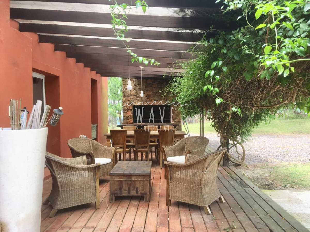 Casa ID.991 - Manantiales, Laguna Blanca, 5 dormitorios y dependencia.