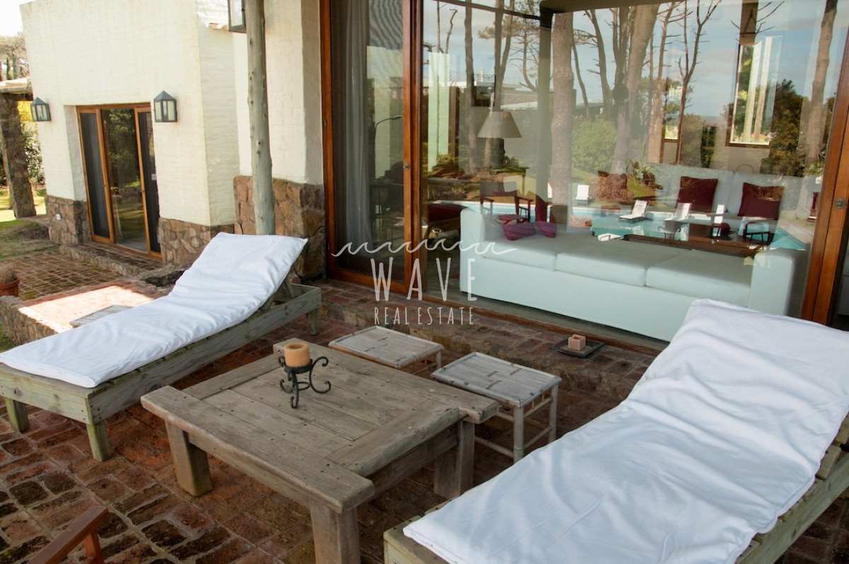 Casa ID.1218 - Alquiler Temporal de Moderna y Confortable casa de 5 dormitorios a pasos del Mar en La Barra, Punta del Este.