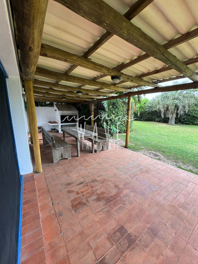 Casa ID.4822 - Venta de casa sobre Ruta 10, La Barra, con 3 dormitorios y 1000 metros de terreno