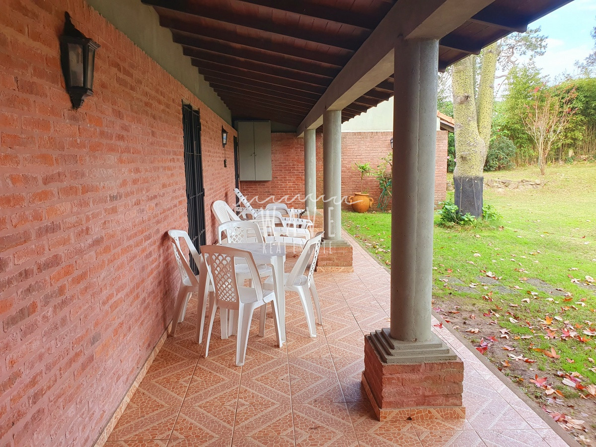 Casa ID.1222 - Venta de casa de 3 dormitorios y servicio en barrio Cantegril, Punta del Este.