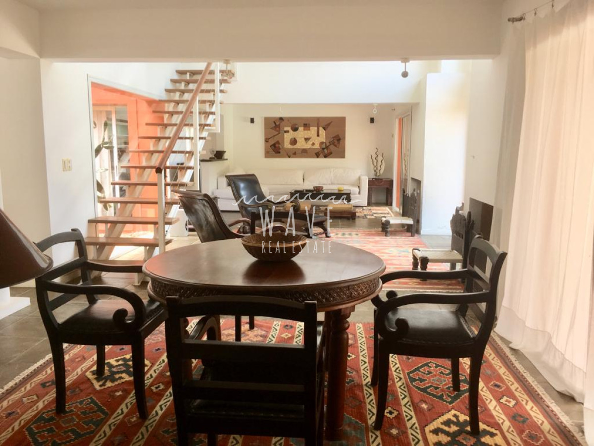 Casa ID.991 - Manantiales, Laguna Blanca, 5 dormitorios y dependencia.