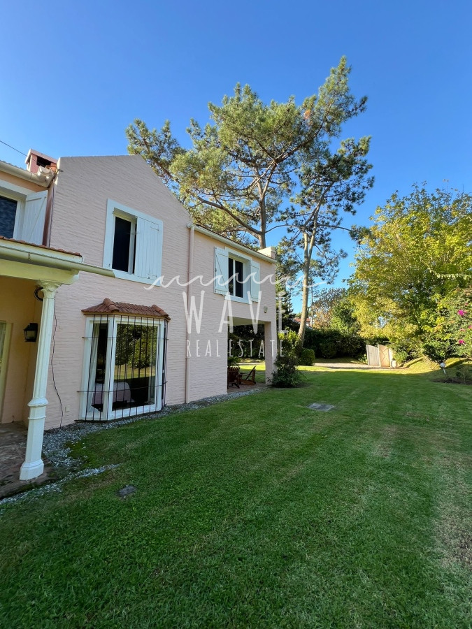 Casa ID.4376 - Alquiler de Verano, Casa con 5 dormitorios en Rincón del indio con piscina 4 mil mts de jardín 