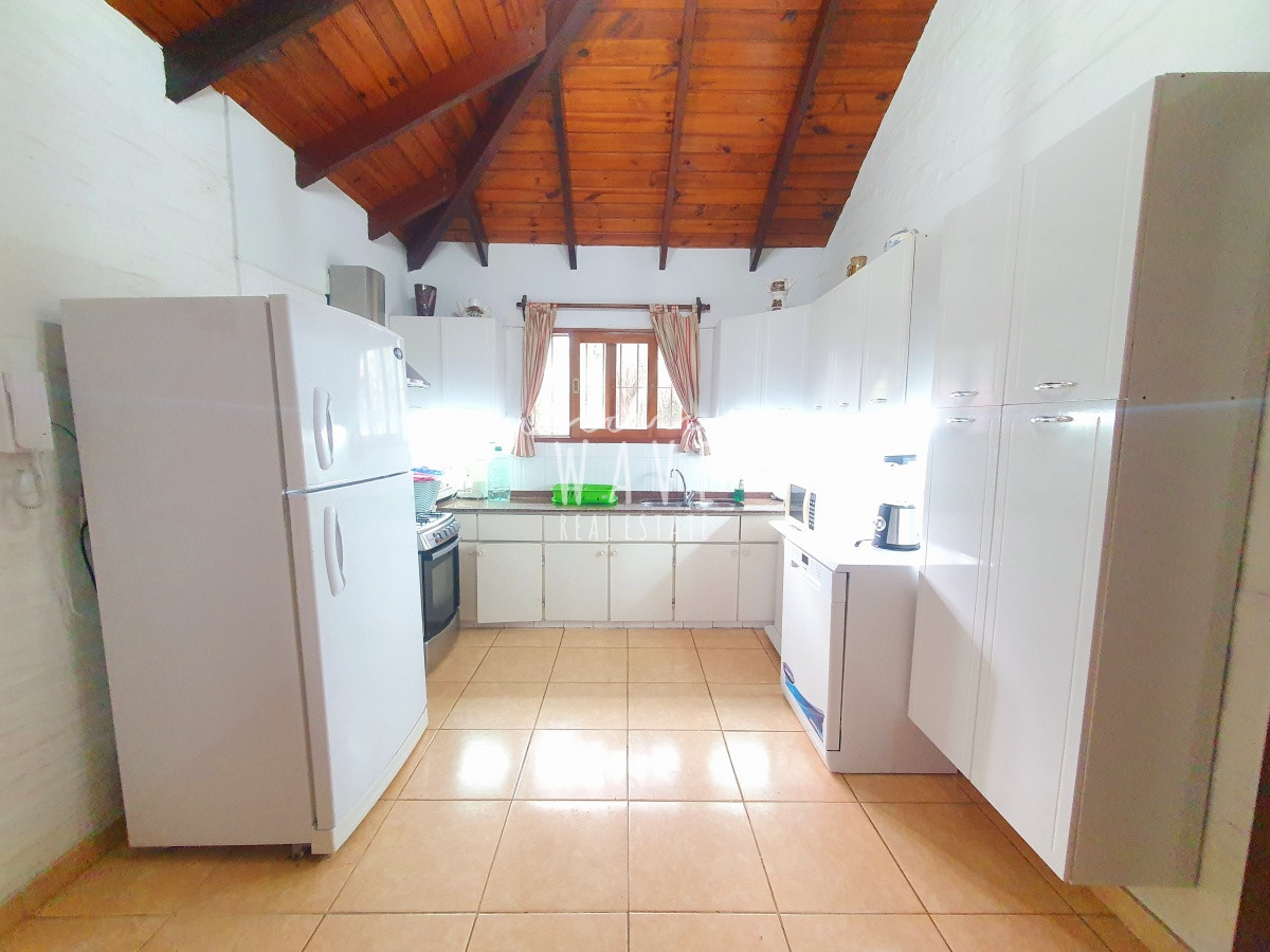 Casa ID.1222 - Venta de casa de 3 dormitorios y servicio en barrio Cantegril, Punta del Este.