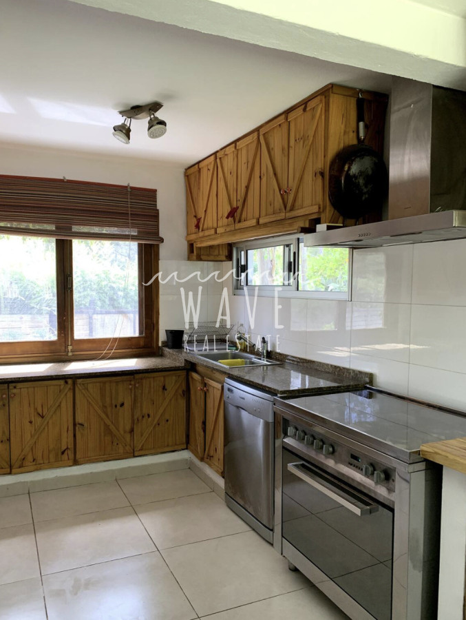 Casa ID.4716 - Venta de casa en El Tesoro,4 dormitorios y piscina.