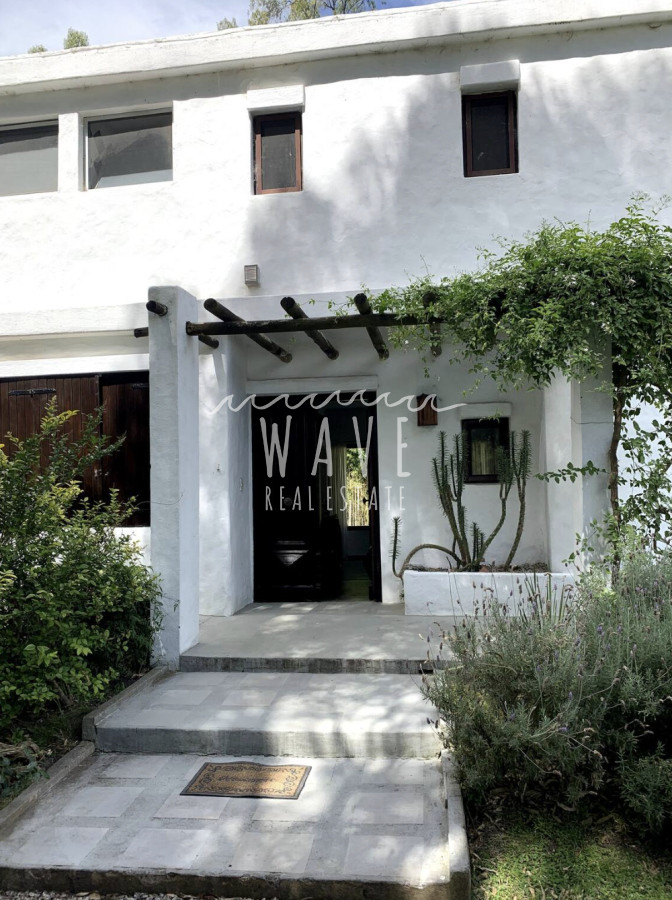 Casa ID.4716 - Venta de casa en El Tesoro,4 dormitorios y piscina.