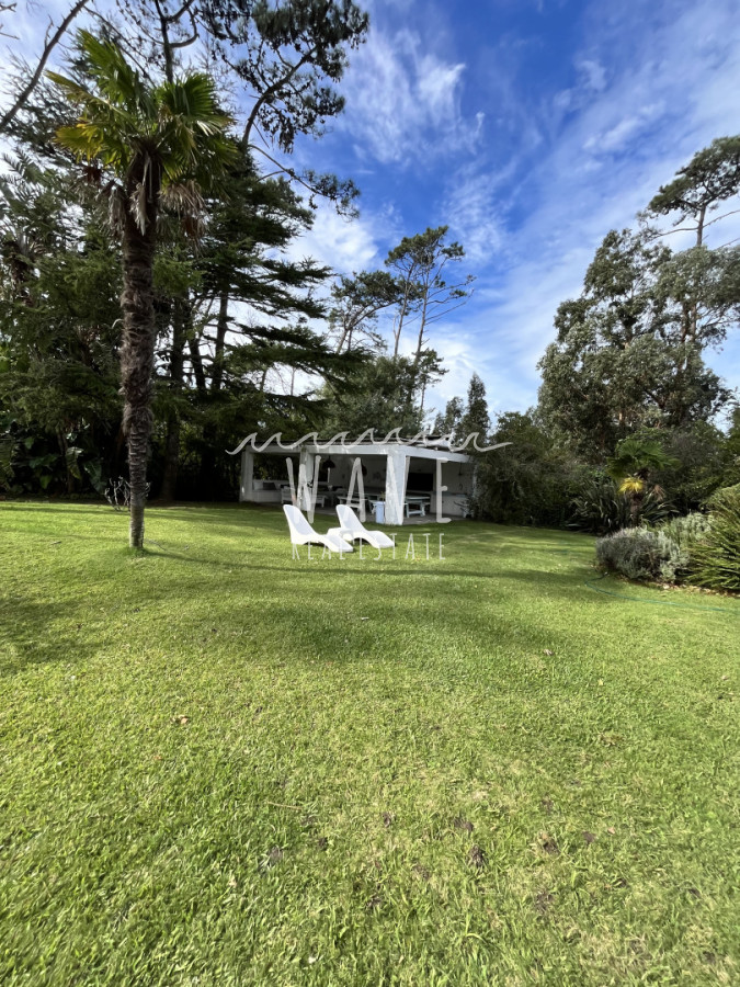 Casa ID.5473 - Venta de casa de 5 dormitorios en El Golf, Punta del Este