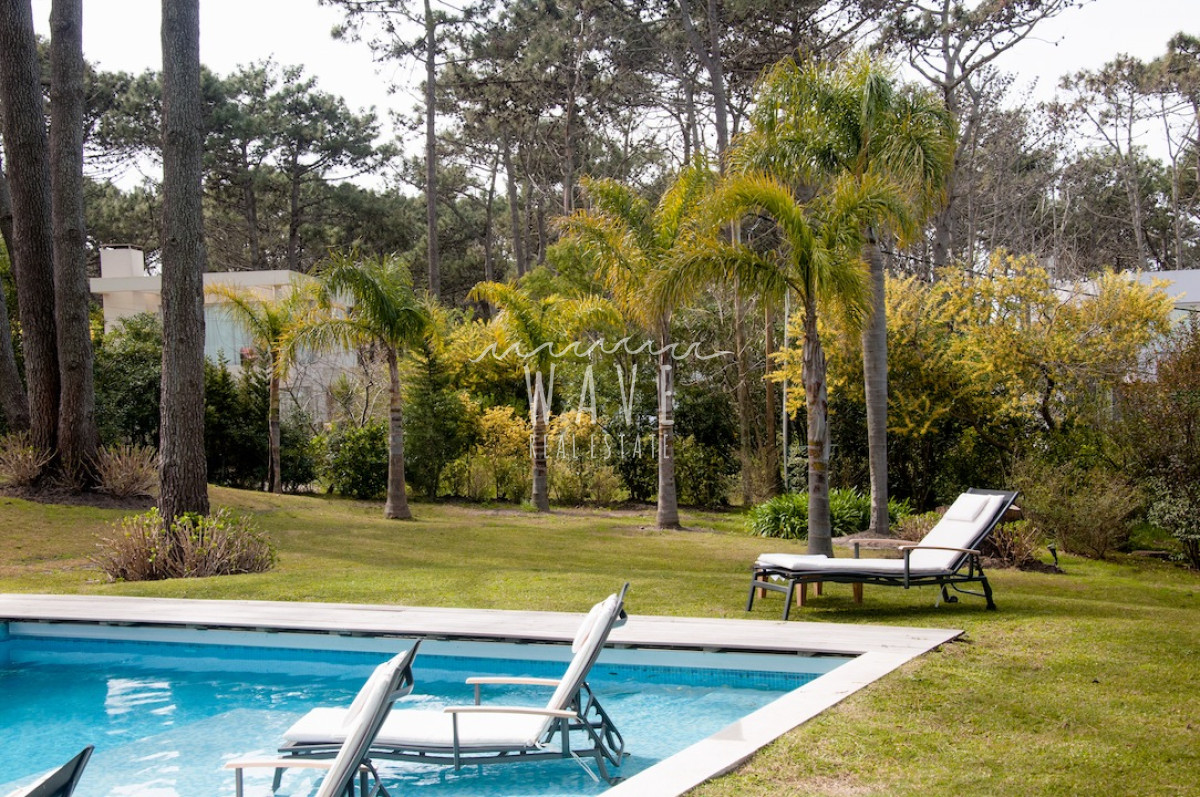Casa ID.1218 - Alquiler Temporal de Moderna y Confortable casa de 5 dormitorios a pasos del Mar en La Barra, Punta del Este.