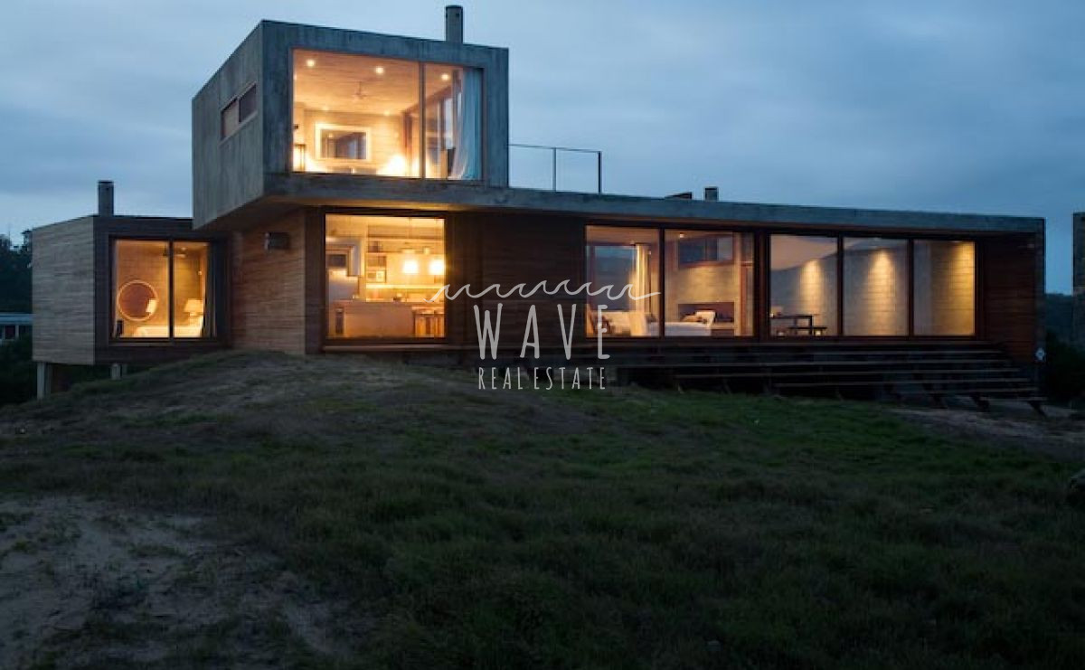 Casa ID.1329 - MODERNA DE LINEAS RECTAS SOBRE EL MAR 