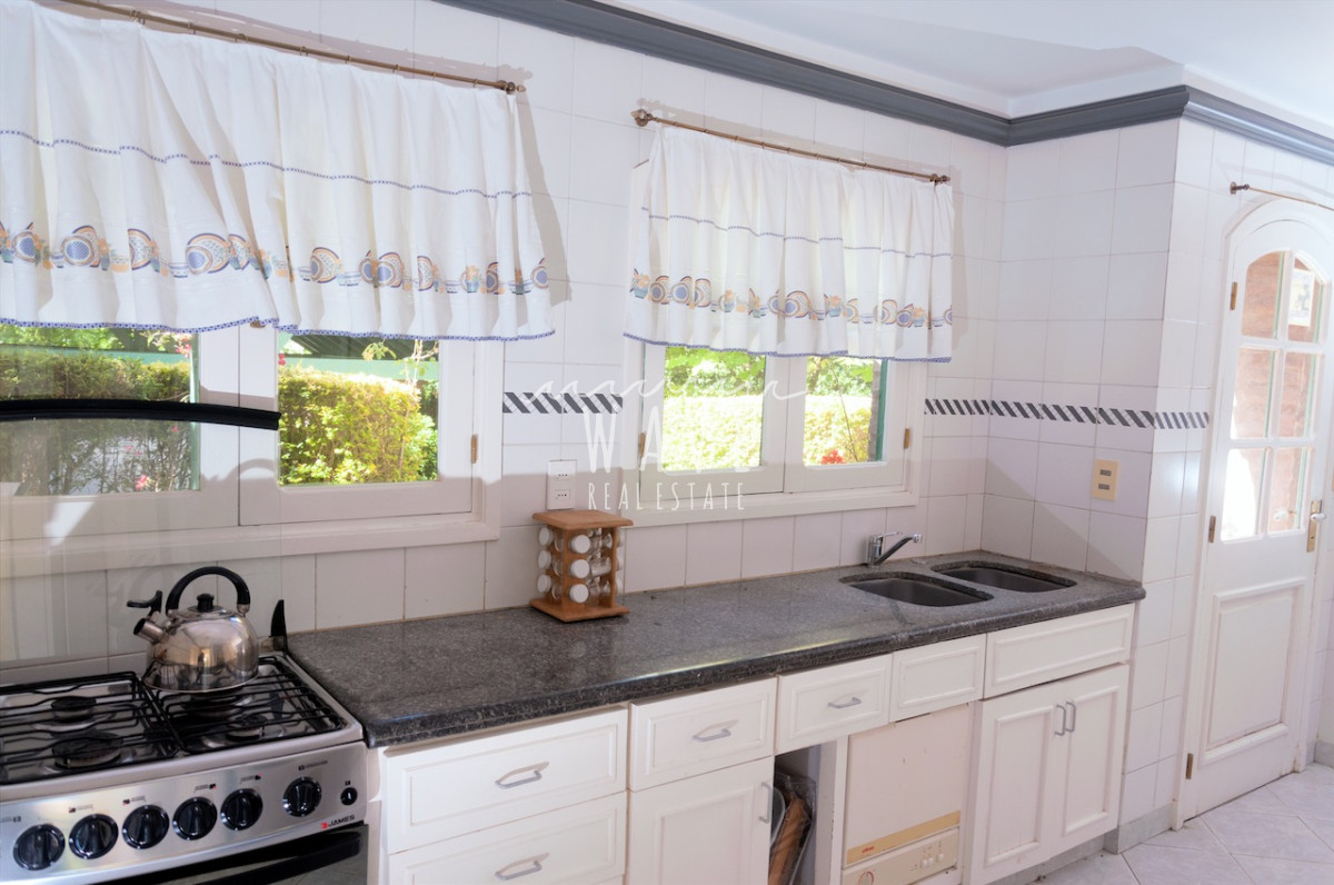 Casa ID.1217 - Alquiler Temporal de Casa de 4 dormitorios, en Montoya, La Barra, Punta del Este.