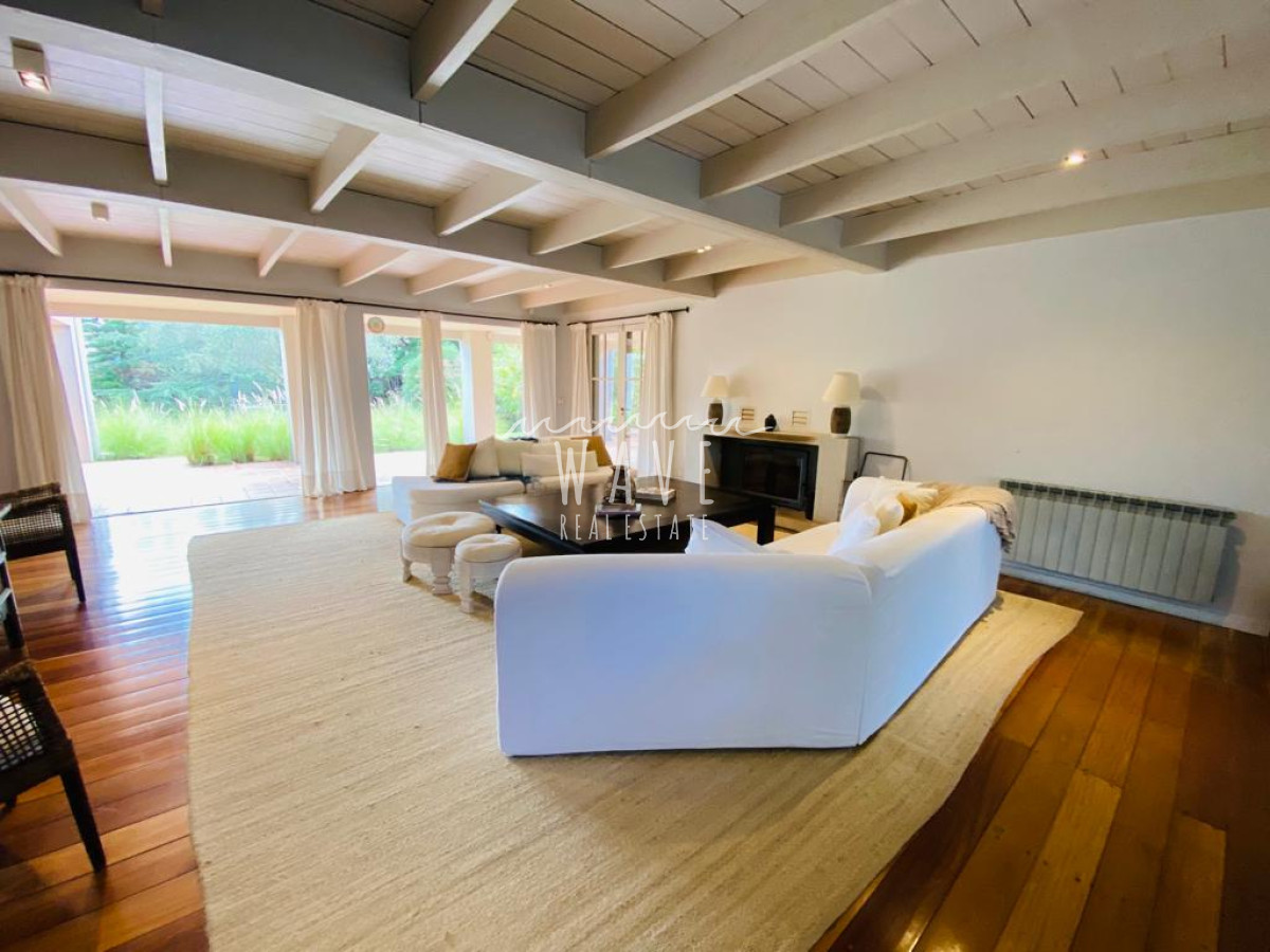 Casa ID.1688 - Venta de Espectacular Casa en Venta San Rafael casi Golf 3 suites más dependencia y piscina