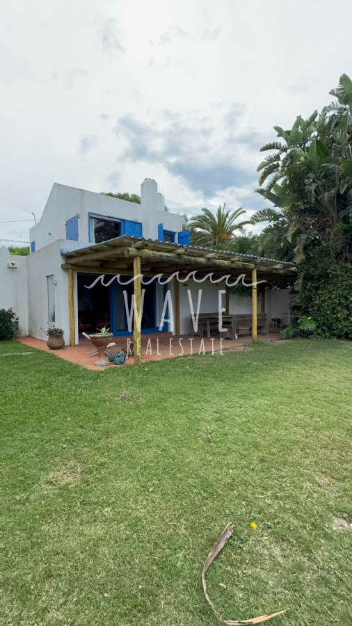 Casa ID.4822 - Venta de casa sobre Ruta 10, La Barra, con 3 dormitorios y 1000 metros de terreno