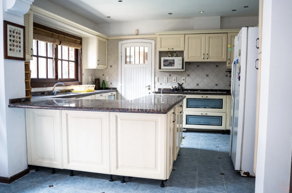 Casa ID.4921 - Venta de Casa, con 5 dormitorios + 2 en casa de servicio en Playa Mansa, a metros del mar