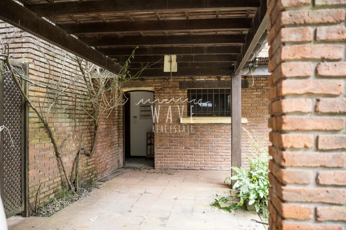 Casa ID.4921 - Venta de Casa, con 5 dormitorios + 2 en casa de servicio en Playa Mansa, a metros del mar