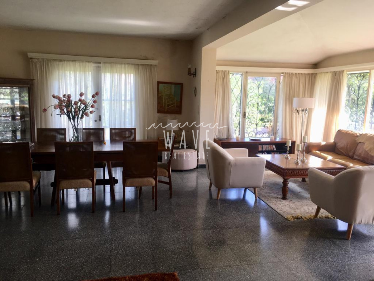 Casa ID.4892 - Amplia casa en Playa Mansa a una cuadra del mar