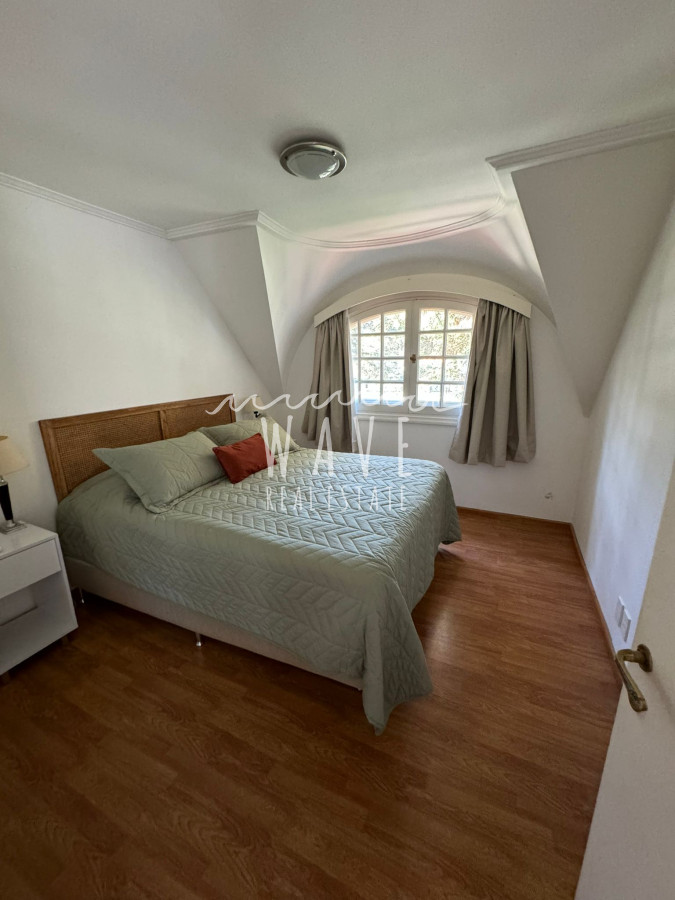 Casa ID.4514 - Mansa, Casa en Venta, en la exclusiva zona de Pine Beach. 1016 m2 de parque, 280 m2 edificados.