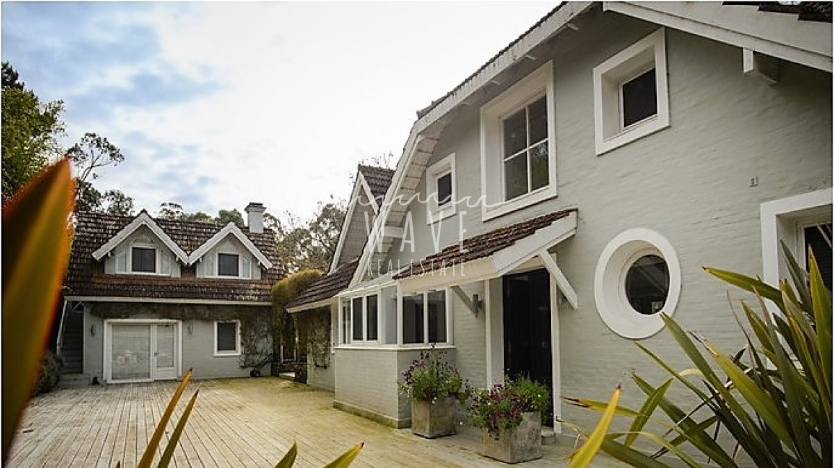 Casa ID.1019 - ELEGANTE Y SOLIDA DENTRO DE UN JARDIN ANOSO