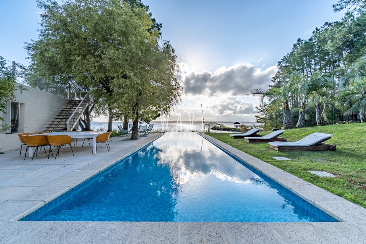 Casa ID.55 - Venta de Residencia de 7 dormitorios + 8 baños sobre Laguna del Sauce, Punta del Este
