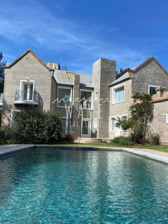 Casa ID.5036 - Venta de Casa de 6 dormitorios en Balneario Buenos Aires, con piscina