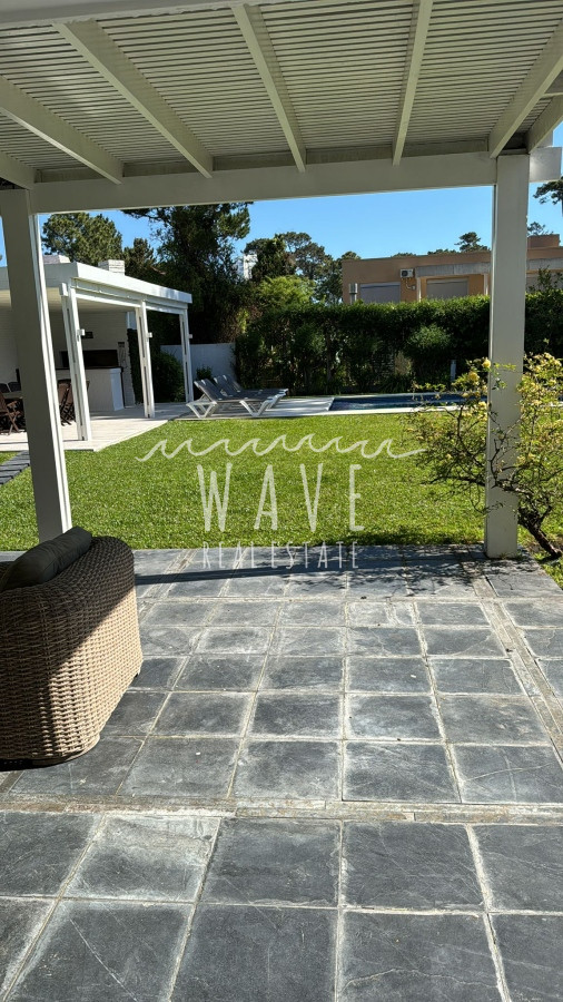 Casa ID.4514 - Mansa, Casa en Venta, en la exclusiva zona de Pine Beach. 1016 m2 de parque, 280 m2 edificados.