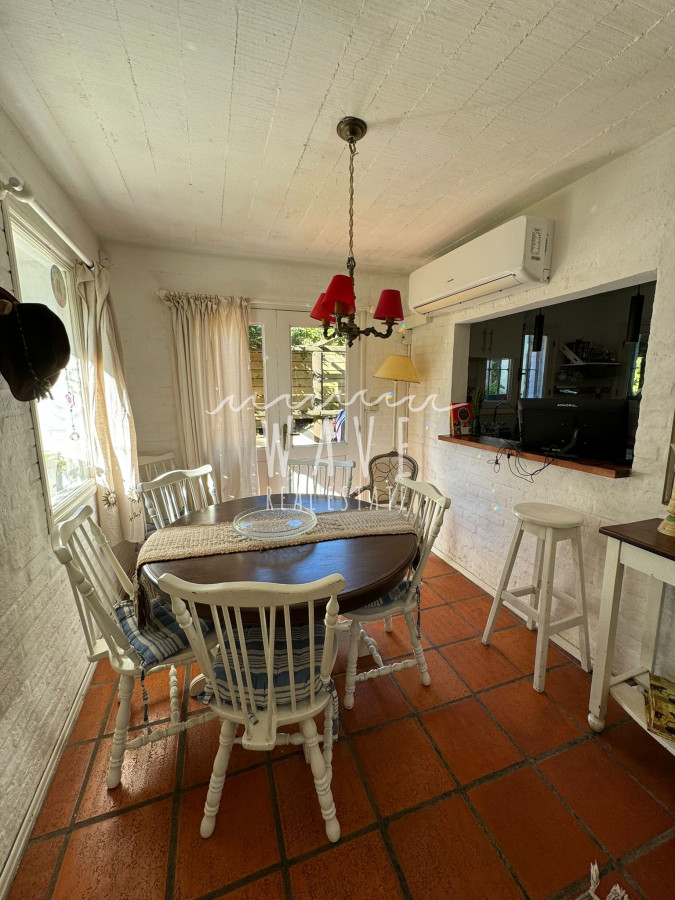 Casa ID.4208 - LA BARRA, ALQUILER ANUAL Disponible.Casa de 4 dormitorios y 2 baños, parrillero techado, jardín cerrado. 