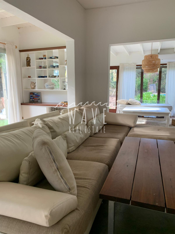 Casa ID.4716 - Venta de casa en El Tesoro,4 dormitorios y piscina.