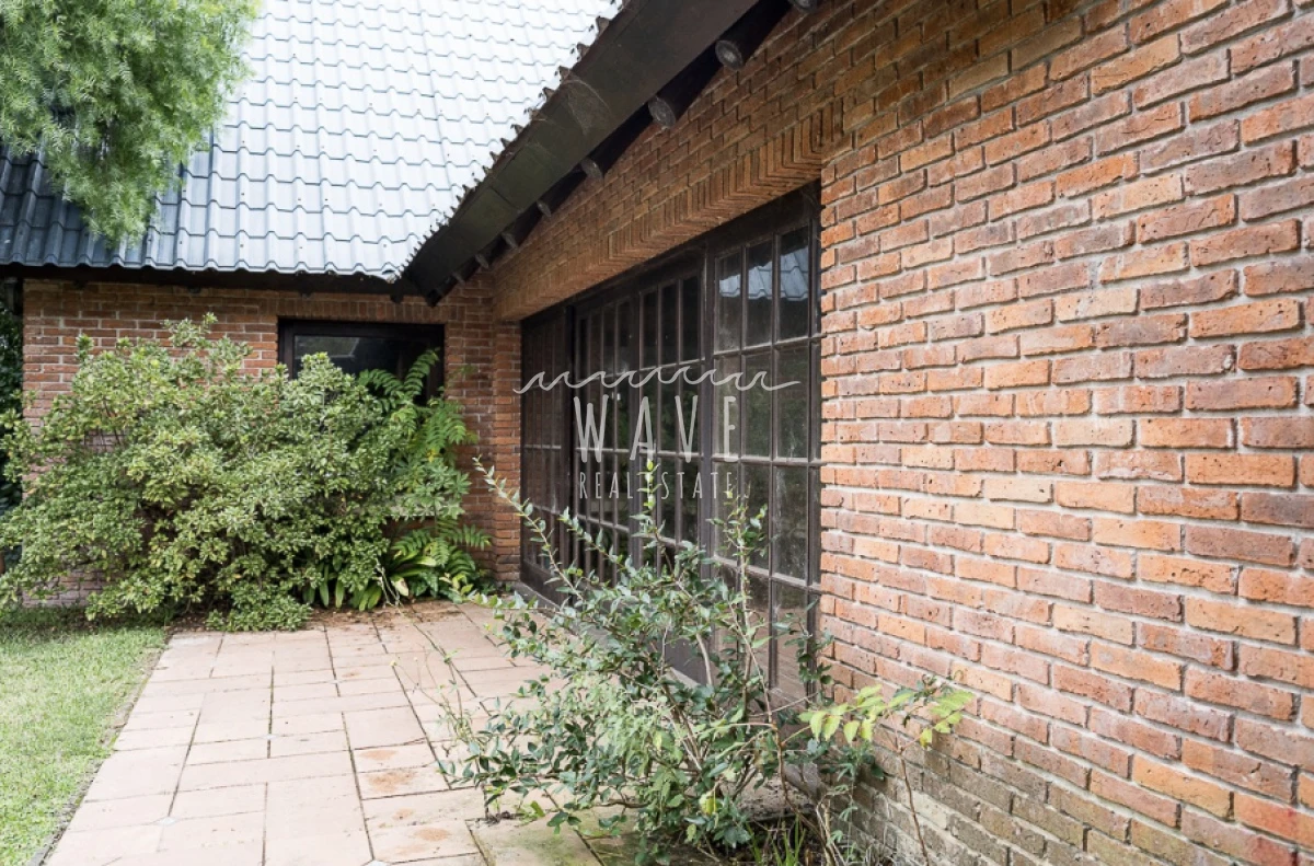 Casa ID.4921 - Venta de Casa, con 5 dormitorios + 2 en casa de servicio en Playa Mansa, a metros del mar