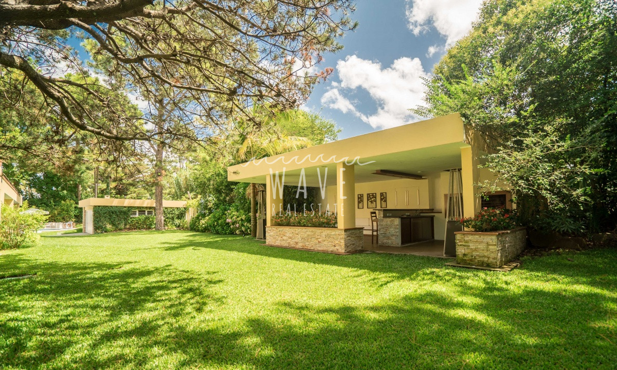 Casa ID.703 - Mansión en Venta en Playa Mansa, Punta del Este, Uruguay.