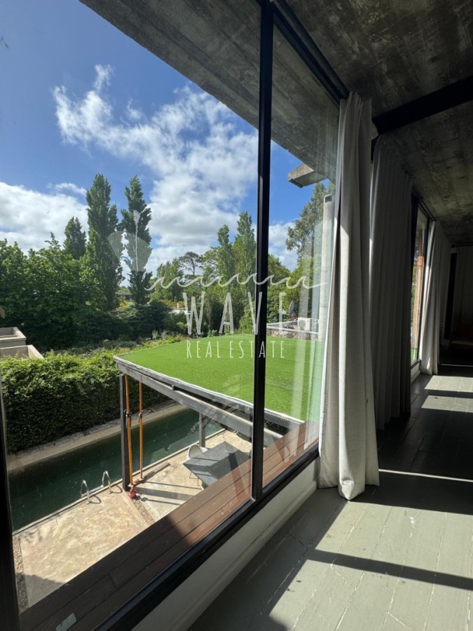 Casa ID.5443 - Venta de casa de 4 dormitorios en la venta en La Arbolada, Punta del Este