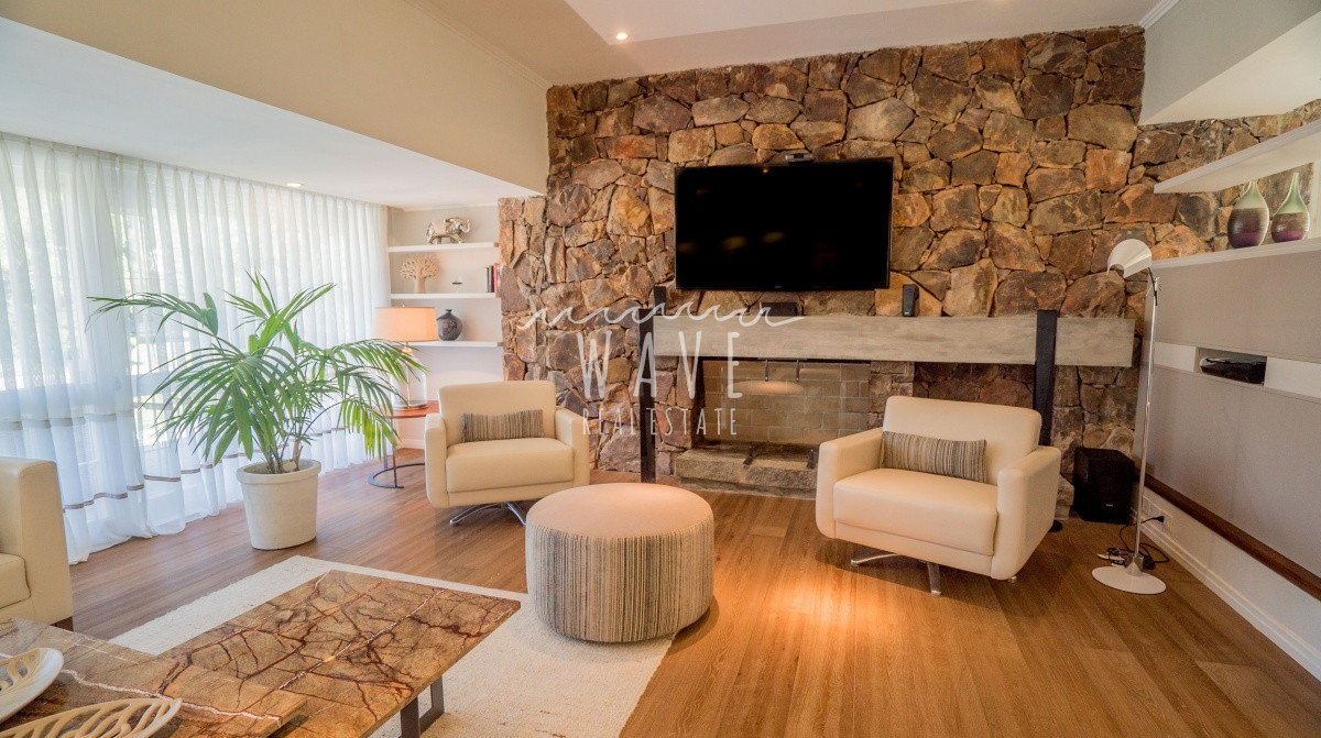 Casa ID.703 - Mansión en Venta en Playa Mansa, Punta del Este, Uruguay.