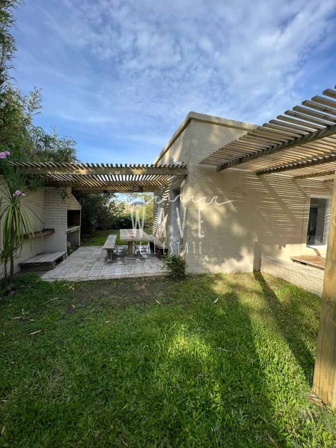 Casa ID.3850 - Alquiler temporal de Casa , con 5 dormitorios, en La Barra, piscina, dependencia, a 100 metros de la playa.