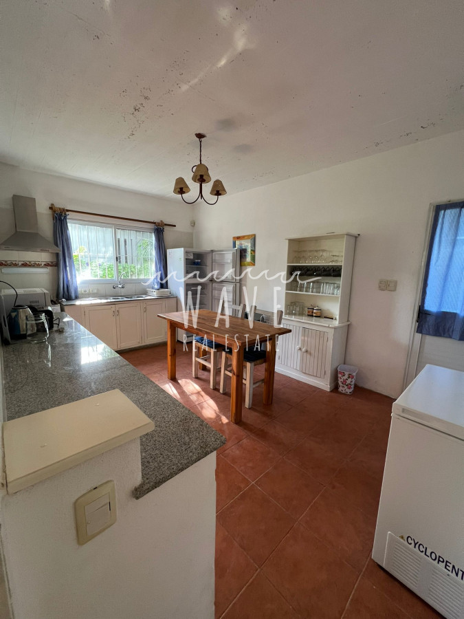 Casa ID.1640 - Montoya Alquiler Anual 4 dorm y servicio. Calefacción, vista al mar.