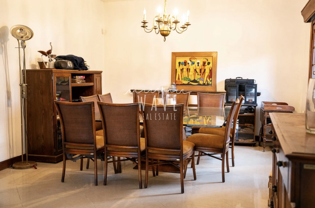 Casa ID.4921 - Venta de Casa, con 5 dormitorios + 2 en casa de servicio en Playa Mansa, a metros del mar