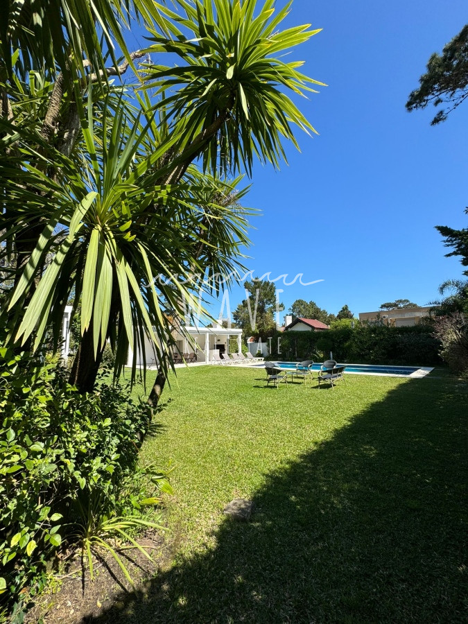 Casa ID.4514 - Mansa, Casa en Venta, en la exclusiva zona de Pine Beach. 1016 m2 de parque, 280 m2 edificados.