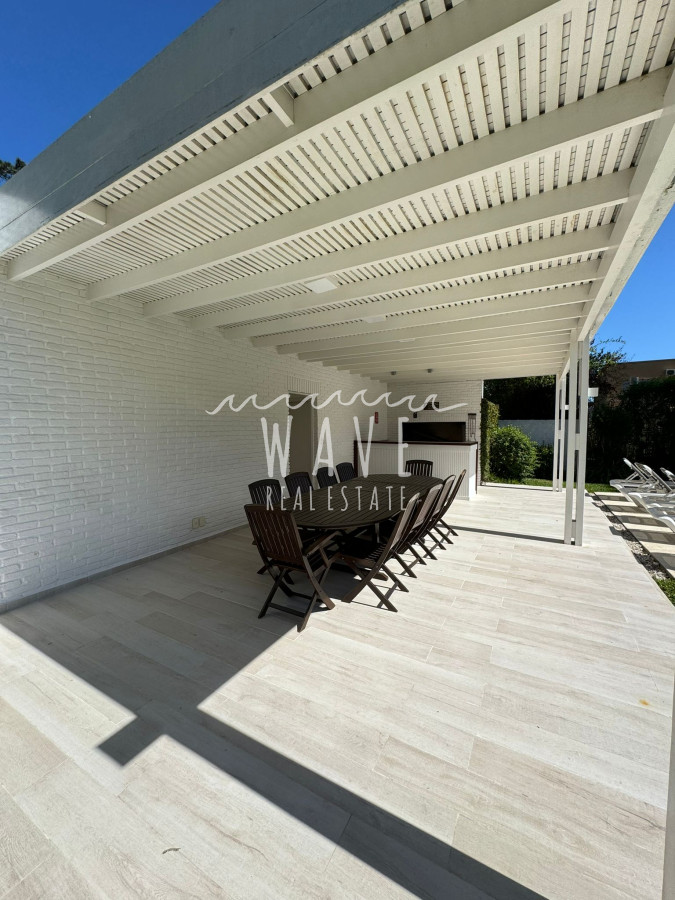 Casa ID.4514 - Mansa, Casa en Venta, en la exclusiva zona de Pine Beach. 1016 m2 de parque, 280 m2 edificados.