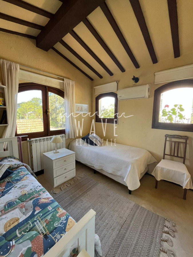 Casa ID.5152 - Alquiler Temporal Casa en Mansa, 3 dormitorios, dependencia de servicio, piscina, jardín.