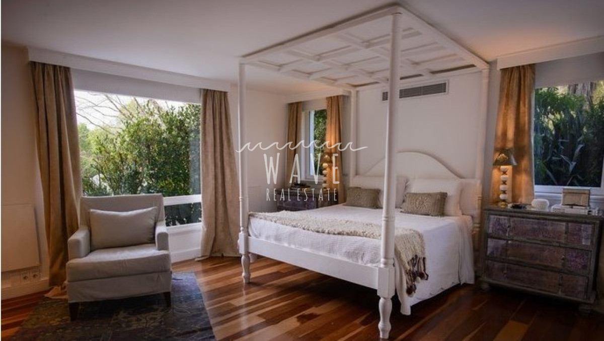 Casa ID.1019 - ELEGANTE Y SOLIDA DENTRO DE UN JARDIN ANOSO