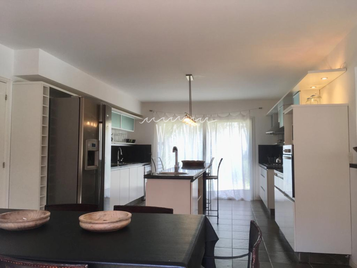 Casa ID.991 - Manantiales, Laguna Blanca, 5 dormitorios y dependencia.