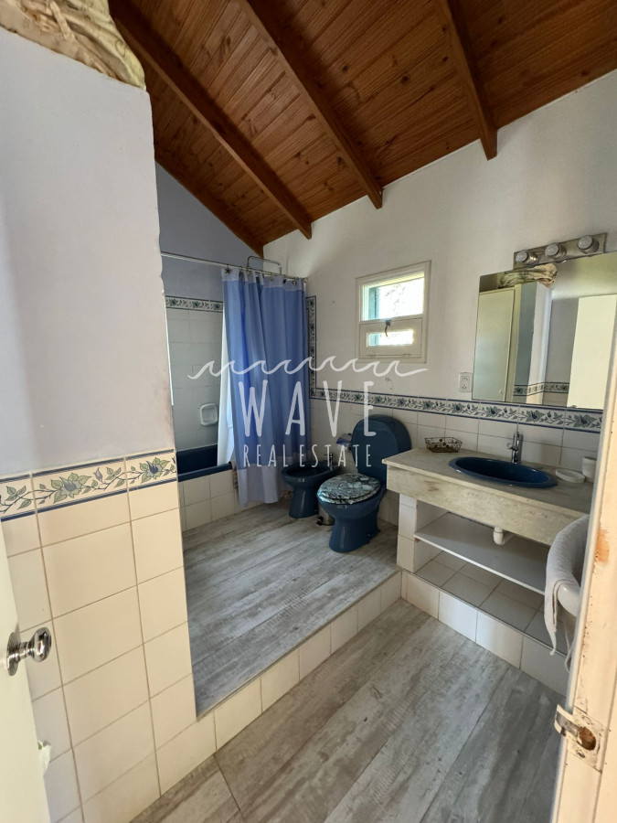 Casa ID.4208 - LA BARRA, ALQUILER ANUAL Disponible.Casa de 4 dormitorios y 2 baños, parrillero techado, jardín cerrado. 
