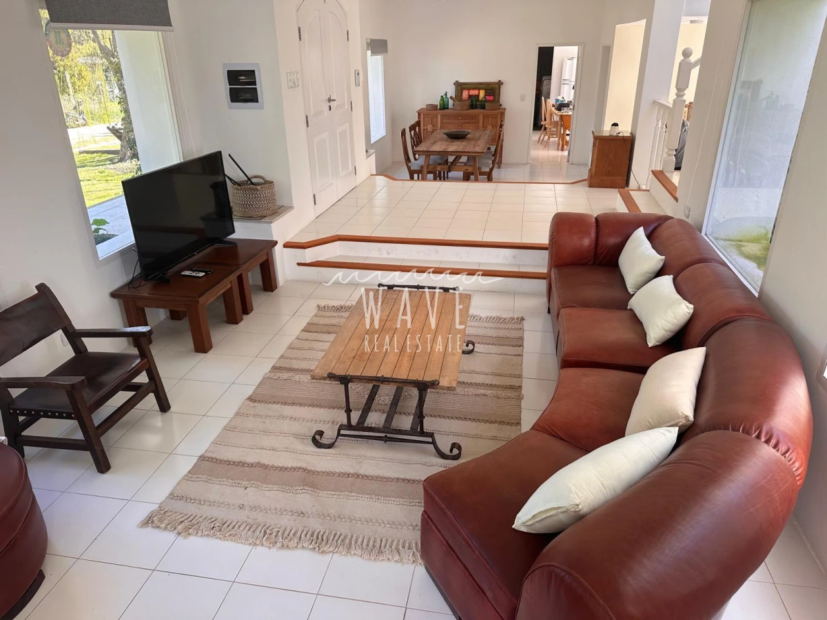 Casa ID.5036 - Venta de Casa de 6 dormitorios en Balneario Buenos Aires, con piscina