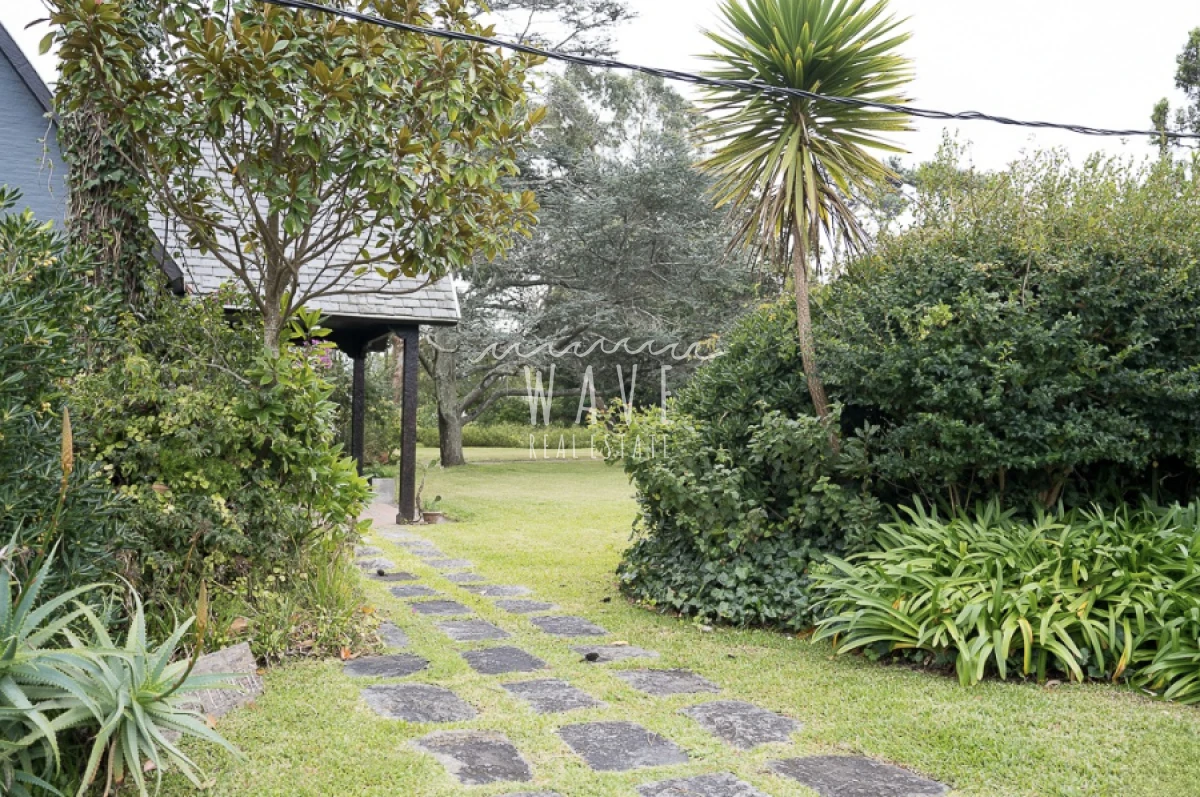 Casa ID.4921 - Venta de Casa, con 5 dormitorios + 2 en casa de servicio en Playa Mansa, a metros del mar