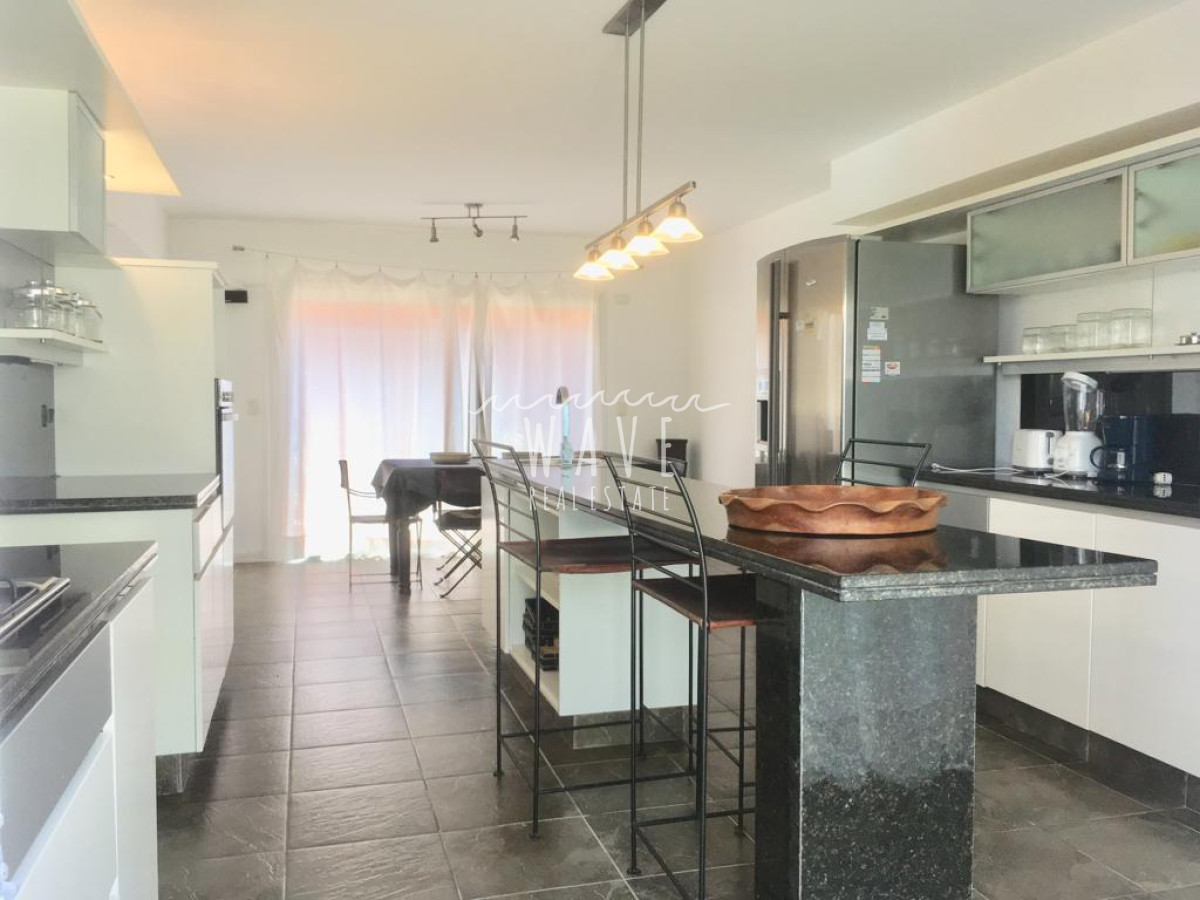 Casa ID.991 - Manantiales, Laguna Blanca, 5 dormitorios y dependencia.