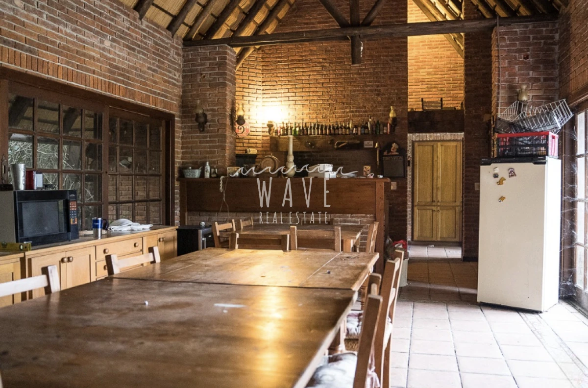 Casa ID.4921 - Venta de Casa, con 5 dormitorios + 2 en casa de servicio en Playa Mansa, a metros del mar