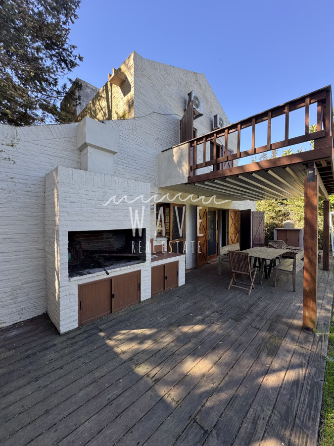 Casa ID.4964 - Venta, Casa de 4 dormitorios en Playa Mansa, con piscina y parrillero