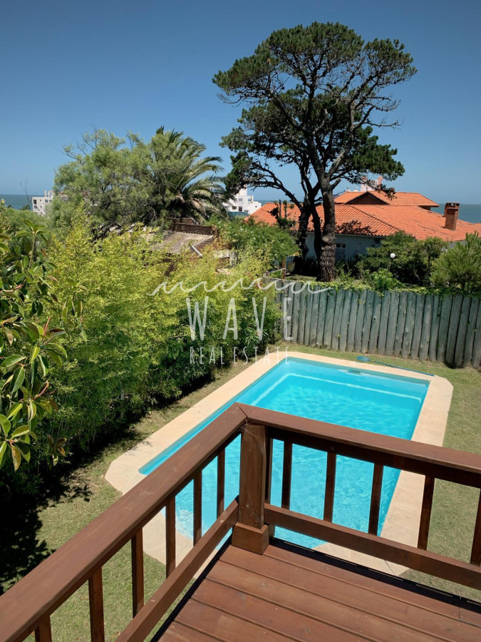 Casa ID.4964 - Venta, Casa de 4 dormitorios en Playa Mansa, con piscina y parrillero