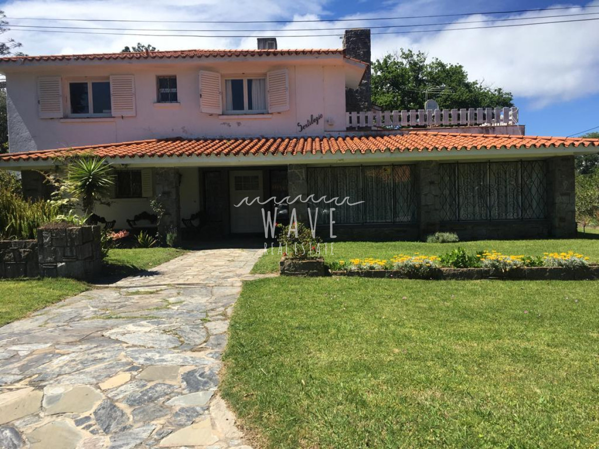 Casa ID.4892 - Amplia casa en Playa Mansa a una cuadra del mar