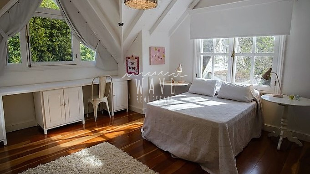 Casa ID.1019 - ELEGANTE Y SOLIDA DENTRO DE UN JARDIN ANOSO