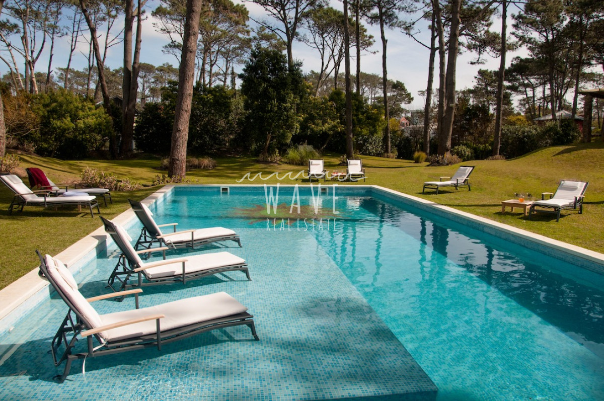 Casa ID.1218 - Alquiler Temporal de Moderna y Confortable casa de 5 dormitorios a pasos del Mar en La Barra, Punta del Este.