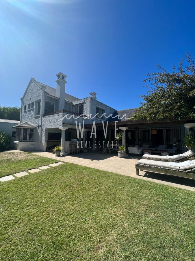 Casa ID.1541 - Montoya, 5 dormitorios, amplia, cercada, muy segura. Piscina, parrillero. Ideal familias numerosas.