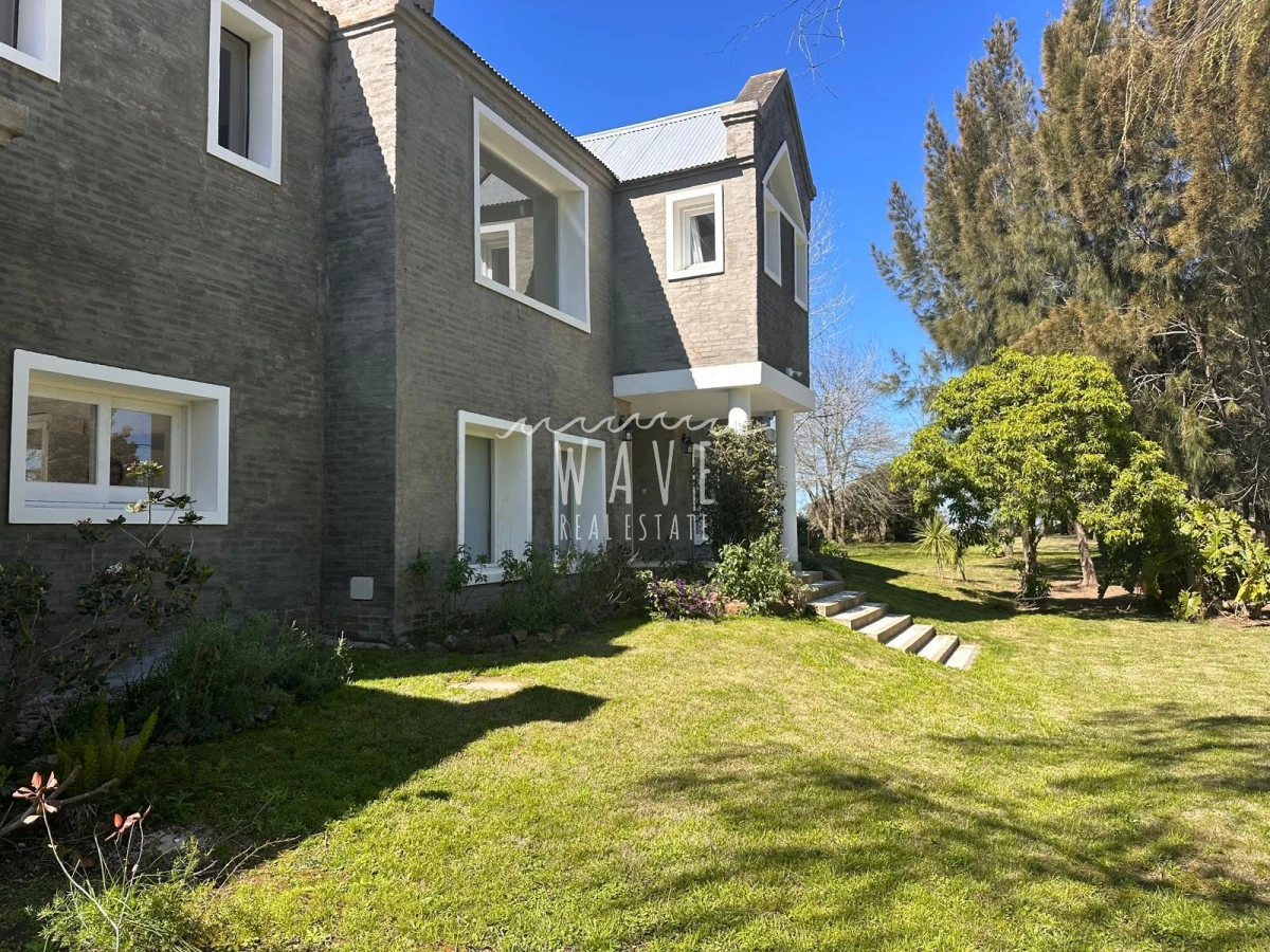 Casa ID.5036 - Venta de Casa de 6 dormitorios en Balneario Buenos Aires, con piscina